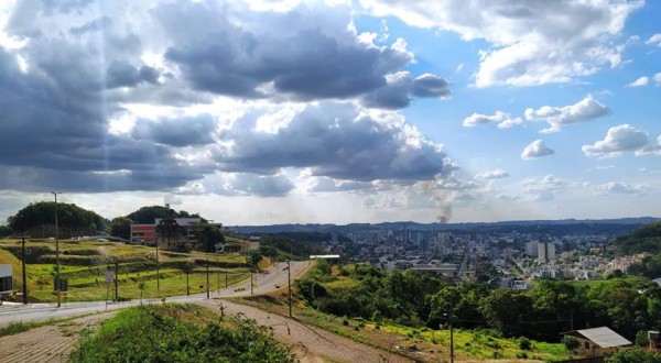 Primeira frente fria continental do ano traz chuva e derruba as temperaturas