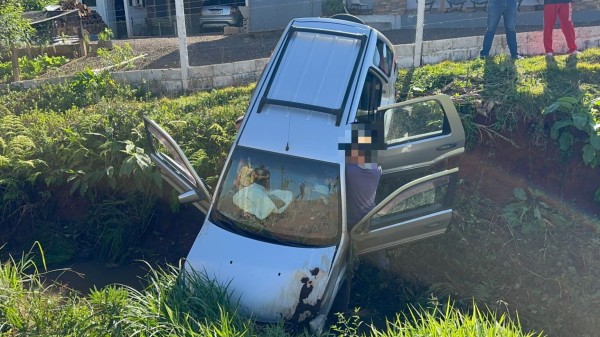 Veículo sai da pista e cai em riacho na PR 475