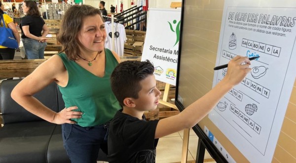 Lousas ditais levam inovação e tecnologia para escolas e CMEI’s