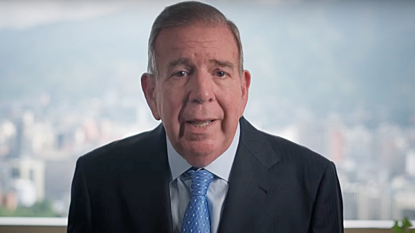 Perseguido pelo governo Maduro, Edmundo González chega à Espanha para asilo político