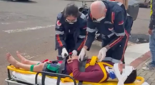 Jovem fica ferido após ser atingido por motocicleta