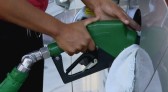 Homem abastece carro, pega cerveja e foge sem pagar em posto de combustíveis no Paraná