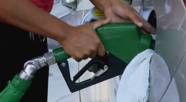 Homem abastece carro, pega cerveja e foge sem pagar em posto de combustíveis no Paraná