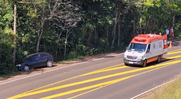 Carro sai da pista na entrada de Francisco Beltrão e condutora fica ferida