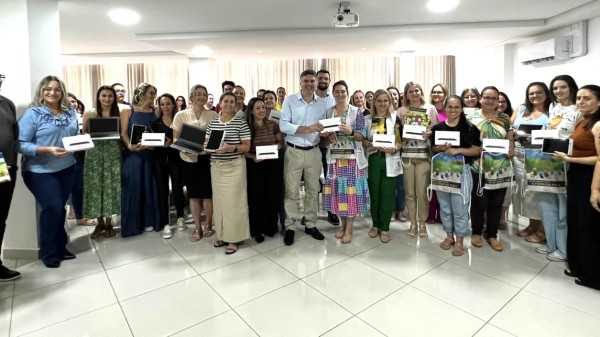 Escolas municipais recebem tablets, livros e chromebooks