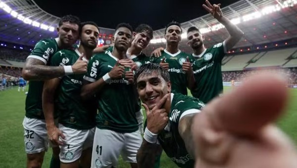 Weverton pega pênalti no fim, Palmeiras vence o Fortaleza e lidera o Brasileirão