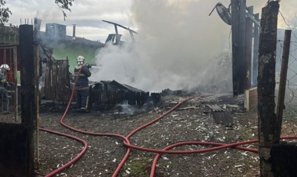 Incêndio consome casa de madeira