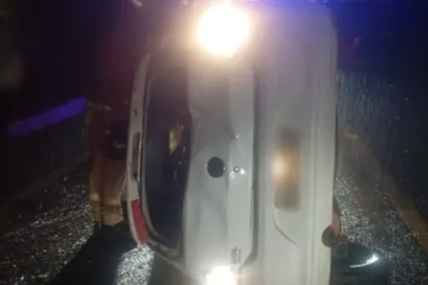 Carro capota na BR-280 em Marmeleiro após motorista desviar de cachorro