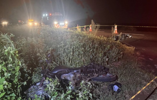 Colisão entre motocicleta e caminhonete deixa homem de 44 anos morto