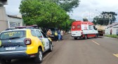 Reciclador se desiquilibra, cai e caminhão passa em cima da mão  
