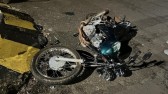 Motociclista fica ferido após bater em rotatória