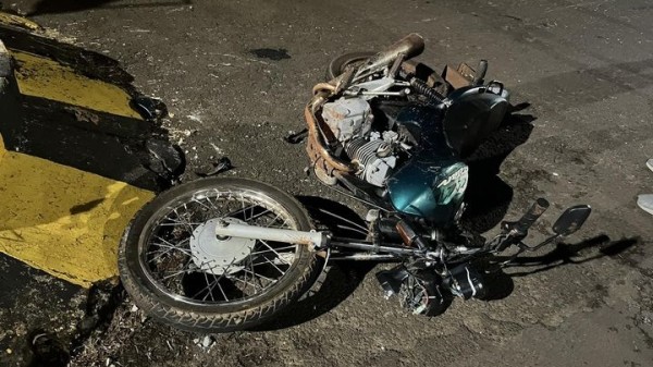 Motociclista fica ferido após bater em rotatória