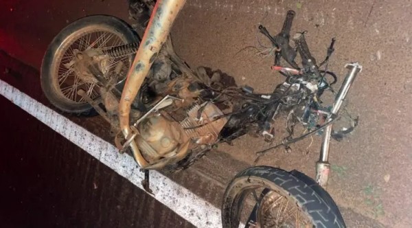 Casal morre em grave acidente entre moto e caminhonete na BR-163