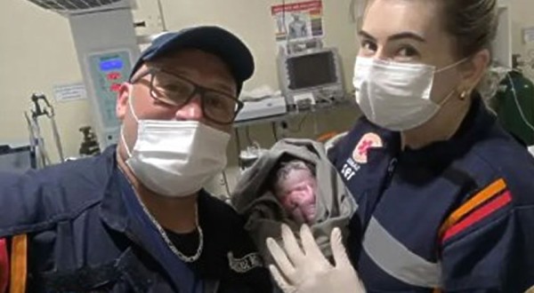 Gestante entra em trabalho de parto durante transferência e bebê nasce em unidade de saúde