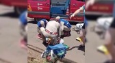 Motociclista sofre ferimentos graves após colidir com poste em Francisco Beltrão