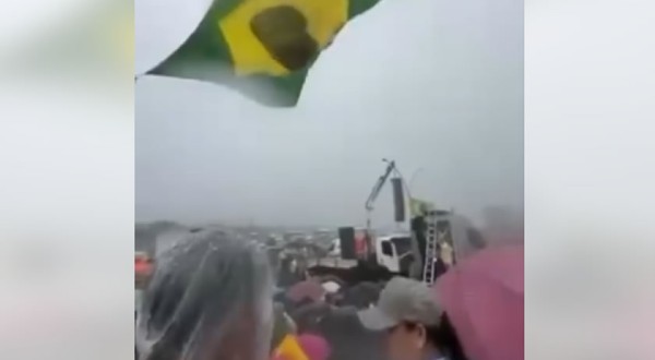 Raio em ato de Nikolas: 4 pessoas seguem internadas em hospital do DF