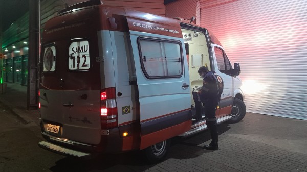 Motocicleta é fechada por automóvel que foge após causar acidente