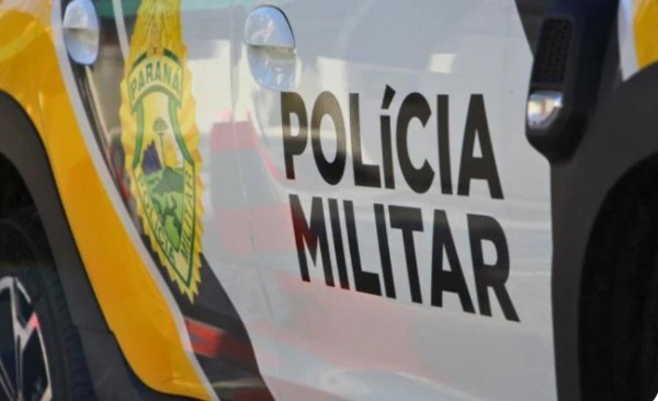 Homem armado com dois facões investe contra a PM e é imobilizado com disparo de impacto