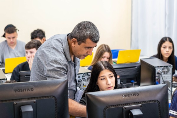 Paraná é estado com maior proporção de laboratórios de informática, aponta Anuário