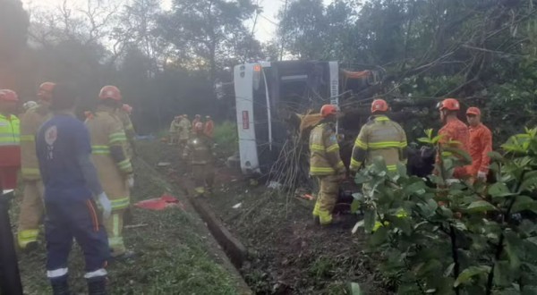 Ônibus com 56 pessoas tomba na BR-040 e deixa pelo menos 10 mortos