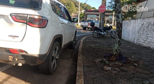 Ao reduzir velocidade para passar por acidente, carro acaba sendo atingido na traseira por moto