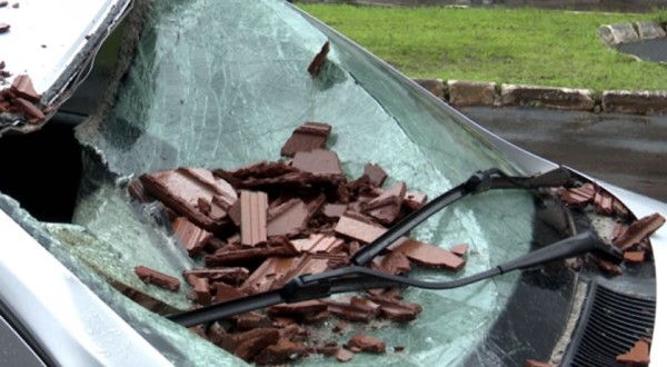 Parede de prédio em construção desaba e atinge carro com casal durante temporal em Chapecó