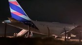 Avião da Latam ultrapassa pista de aeroporto e para no gramado sob chuva em Chapecó