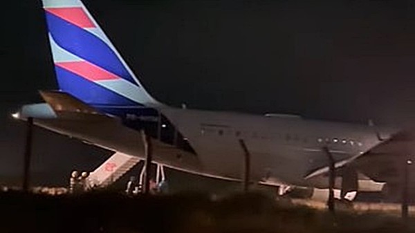 Avião da Latam ultrapassa pista de aeroporto e para no gramado sob chuva em Chapecó