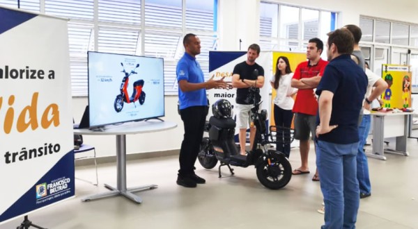 Debetran orienta população sobre uso seguro de patinetes e equipamentos elétricos