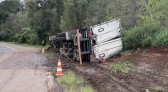 Caminhão carregado com alimentos tomba na PR-481 e motorista é socorrido