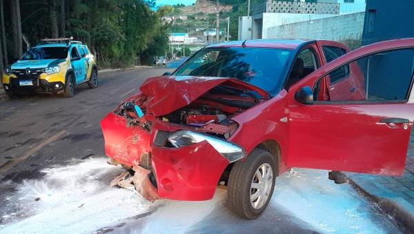 Automóvel colide em caminhão estacionado e condutora fica ferida