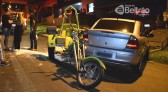 Condutor perde o controle e triciclo bate em dois veículos estacionados