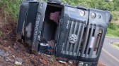 Após tombamento de caminhão, motorista é ejetado em Santo Antonio do Sudoeste