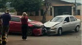 Colisão frontal entre dois veículos deixa feridos no bairro Luther King