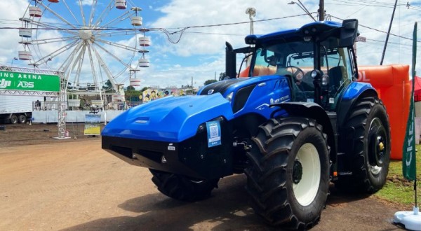 Trator fabricado na Inglaterra e movido a biometano está na Expobel 2024