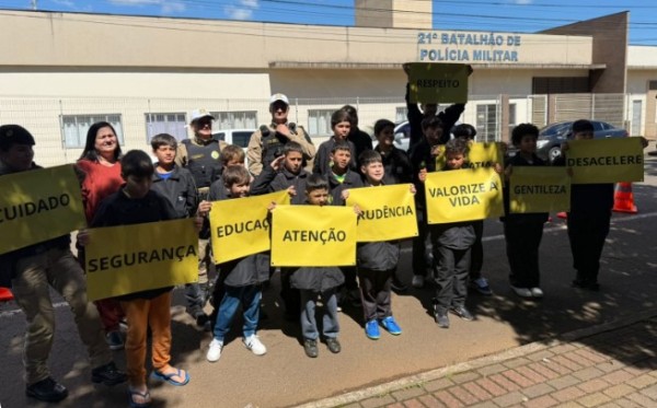 Polícia Militar realiza blitz educativa com alunos do projeto Formando Cidadão