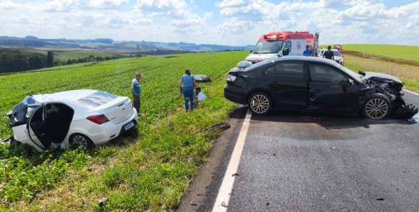 Mulher morre em colisão frontal e criança é socorrida em estado grave na PR-493