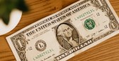 Dólar sobe para R$ 6,09 e bate recorde nominal de cotação