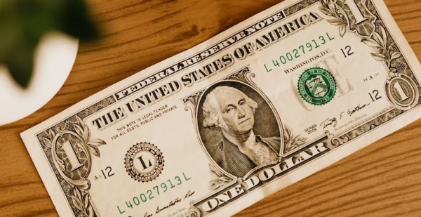 Dólar sobe para R$ 6,09 e bate recorde nominal de cotação