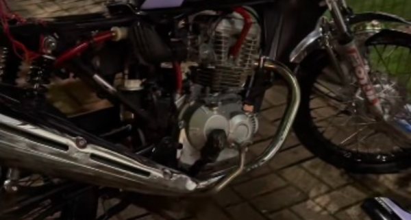 Condutor de moto foge da polícia e sofre acidente grave