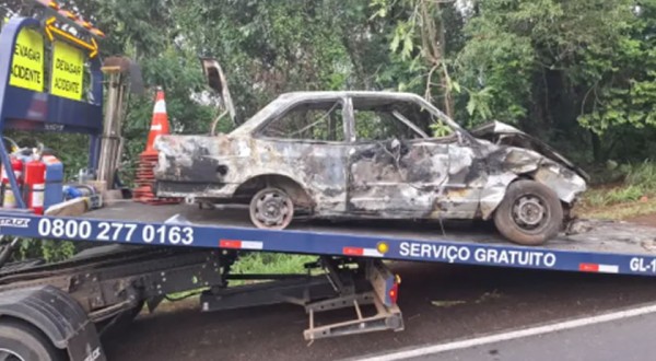Carro sai da pista e pega fogo na PR-483