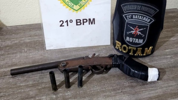 Homem é preso pela ROTAM por porte de arma de fogo e munições