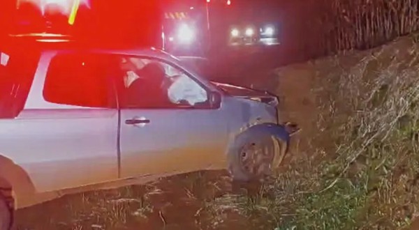 Homem e três crianças ficam feridos após camionete bater contra pedra