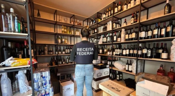 Receita Federal apreende mais de 100 caixas de vinhos em Francisco Beltrão