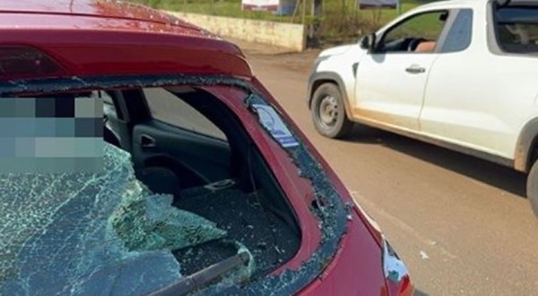 Colisão entre veículos deixa casal ferido