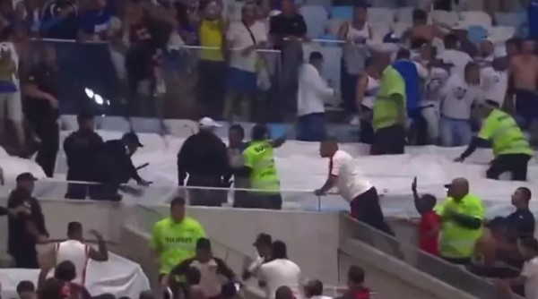 Flamengo vence Cruzeiro por 2 a 0 no Maracanã em jogo com tensão nas arquibancadas