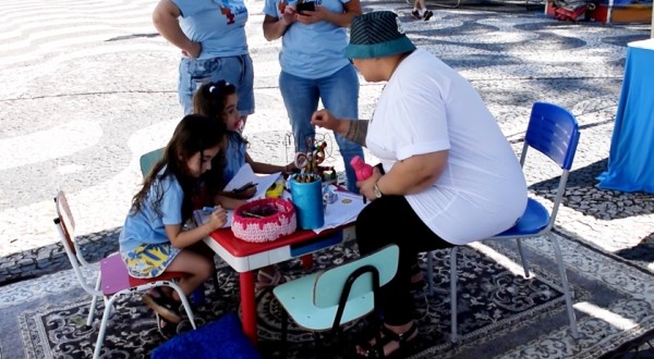 Ação de conscientização sobre o autismo é realizada na praça central