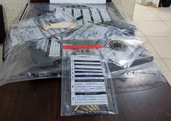 Polícia apreende arma e objetos após confusão em frente a colégio