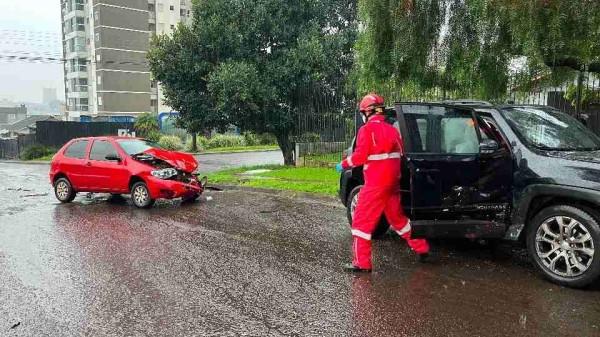 Mulher fica presa e é resgatada pelo porta-malas após acidente