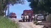 Ambulância encalha em rua com paciente dentro e moradores ajudam a empurrá-la
